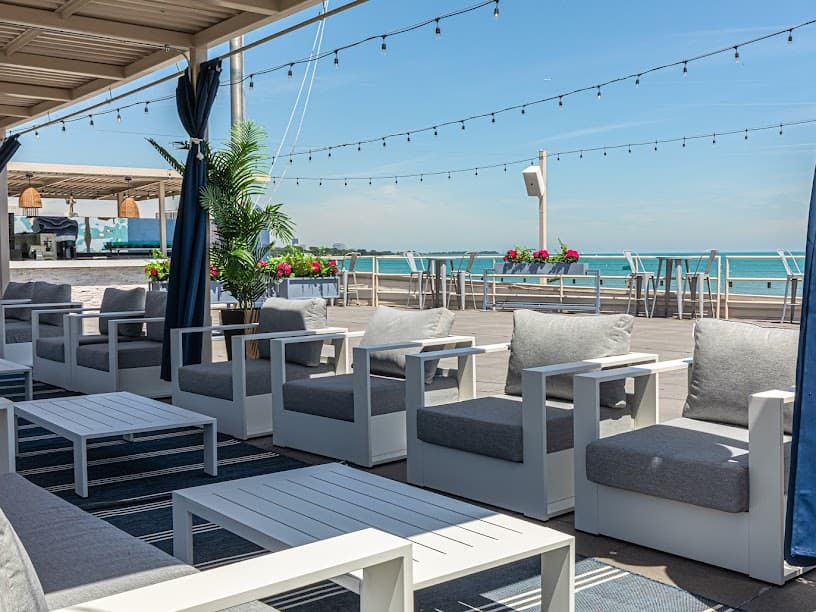 Castaways Bar & Grill